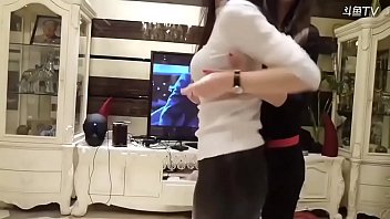 Обнаженная болгарка с упругими грудями выполняет партнеру глубокий горловой минетик перед вебкой