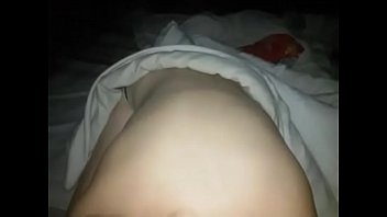 Кудрявая беременная мастурбирует пизду на ступеньках