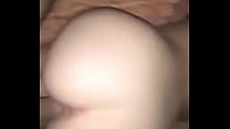 Счастливый пацанчик занимается вагинально-анальным трахом с двумя миленькими брюнетками